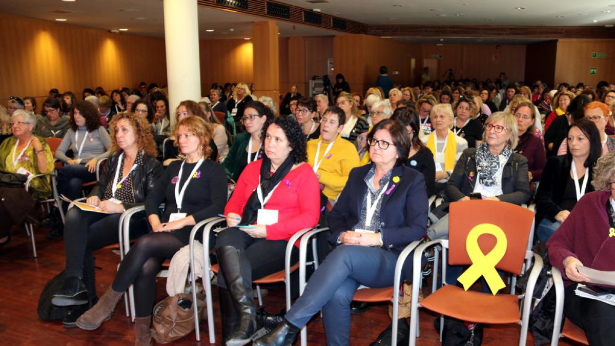 La consellera de Justícia, Ester Capella, a primera fila a l'Assemblea Nacional de Dones d'Esquerra Republicana, a Cambrils, amb una cadira buida amb un llaç groc, al costat de l'alcadessa de Cambrils, Camí Mendoza.