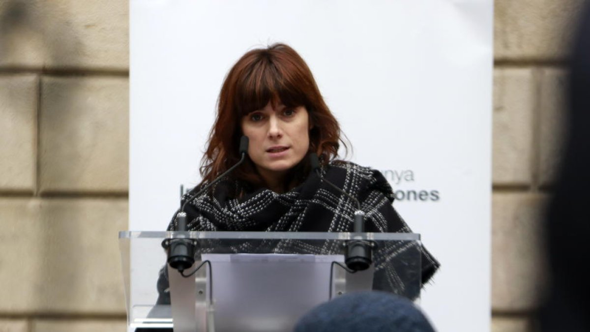 La periodista Ariadna Oltra llegint el manifest unitari en l'acte institucional del Dia Internacional per a l'Eliminació de la Violència contra les Dones, a la plaça de Sant Jaume.
