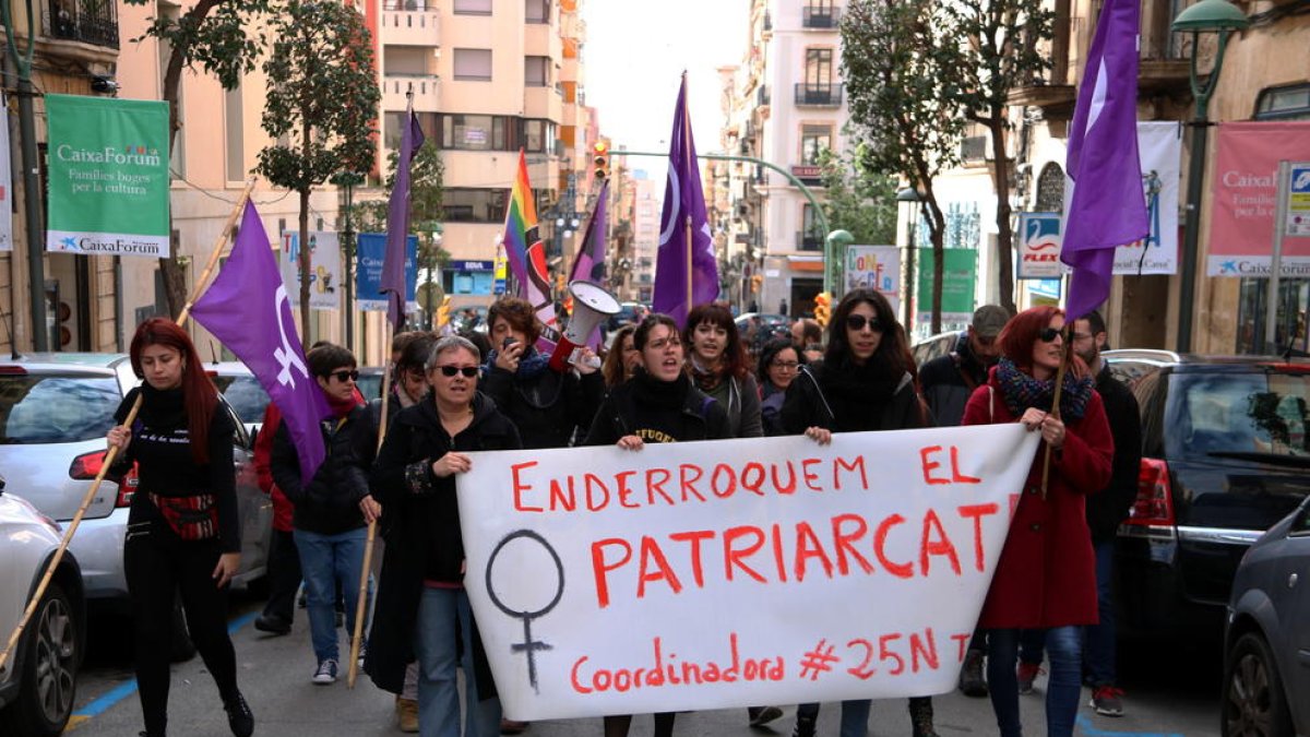 Els manifestants en la protesta contra les violències masclistes a Tarragona en el Dia Internacional per a l'eliminació de la violència envers les dones.