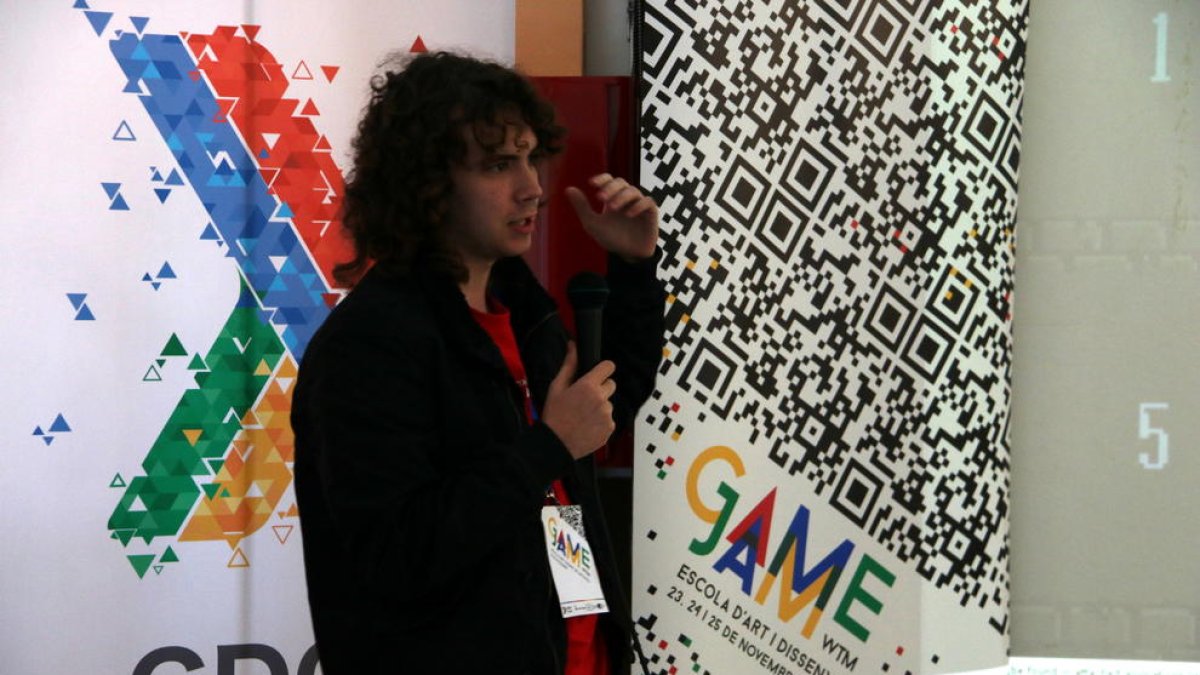 Un dels participants de la GameJam a Tarragona durant la presentació del seu projecte de videojocs.
