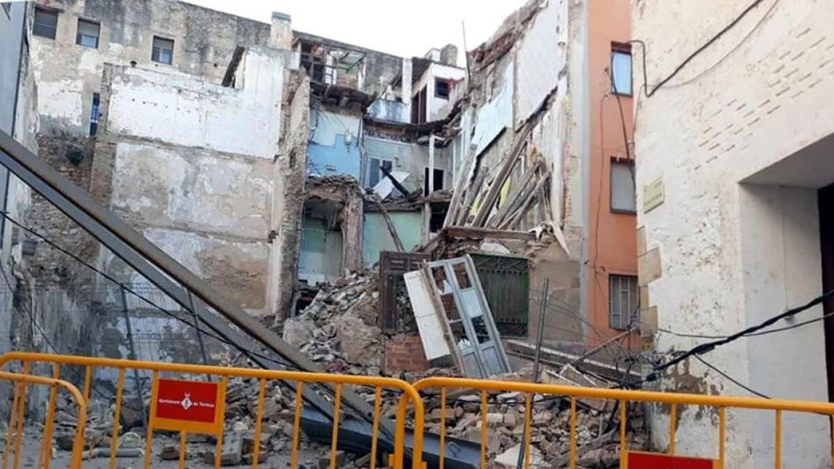 Pla general de la casa ensorrada al casc antic de Tortosa amb la zona acordonada amb tanques de l'Ajuntament de Tortosa. Imatge del 25 de desembre de 2018 (horitzontal)