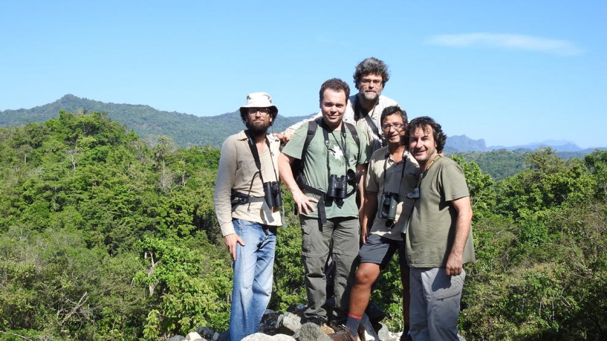 Eugeni Capella (a l'esquerra) i Miquel Bonet (al centre), a Indonèsia.
