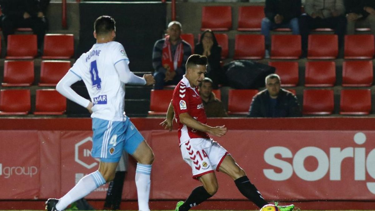 Imagen de Manu del Moral en una jugada del partido entre el Nàstic y el Zaragoza de esta temporada en el Nou Estadi.