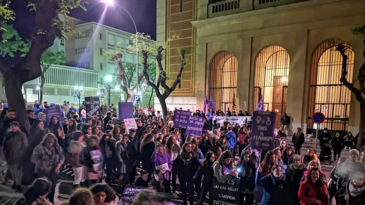 Centenars de tarragonins es manifestaven ahir contra la violència masclista davant el jutjats.