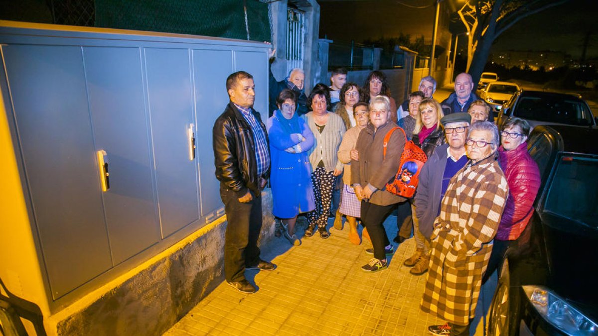 Algunas de las personas que viven en la zona afectada mostraban ayer la situación.