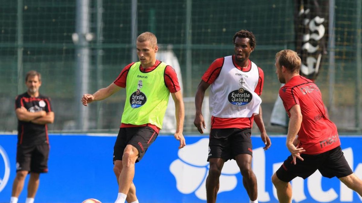 Álex Bergantiños es prepara durant un entrenament d'aquesta setmana, abans de rebre al Nàstic.