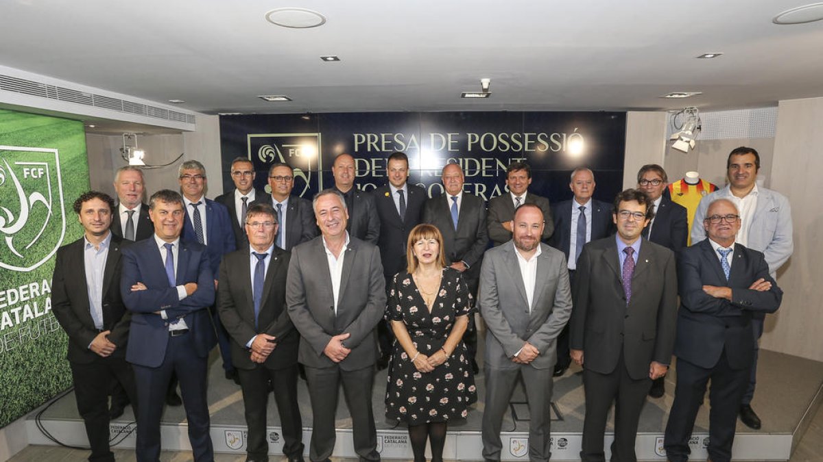 El nuevo presidente de la Federació Catalana de Futbol, en una fotografía de familia con los asistentes.