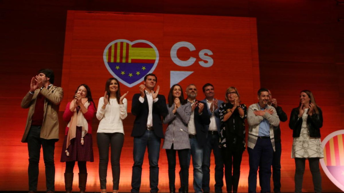 El presidente de Ciudadanos, Albert Rivera; la portavoz nacional del partido, Inés Arrimadas; y otros miembros del partido en Reus.