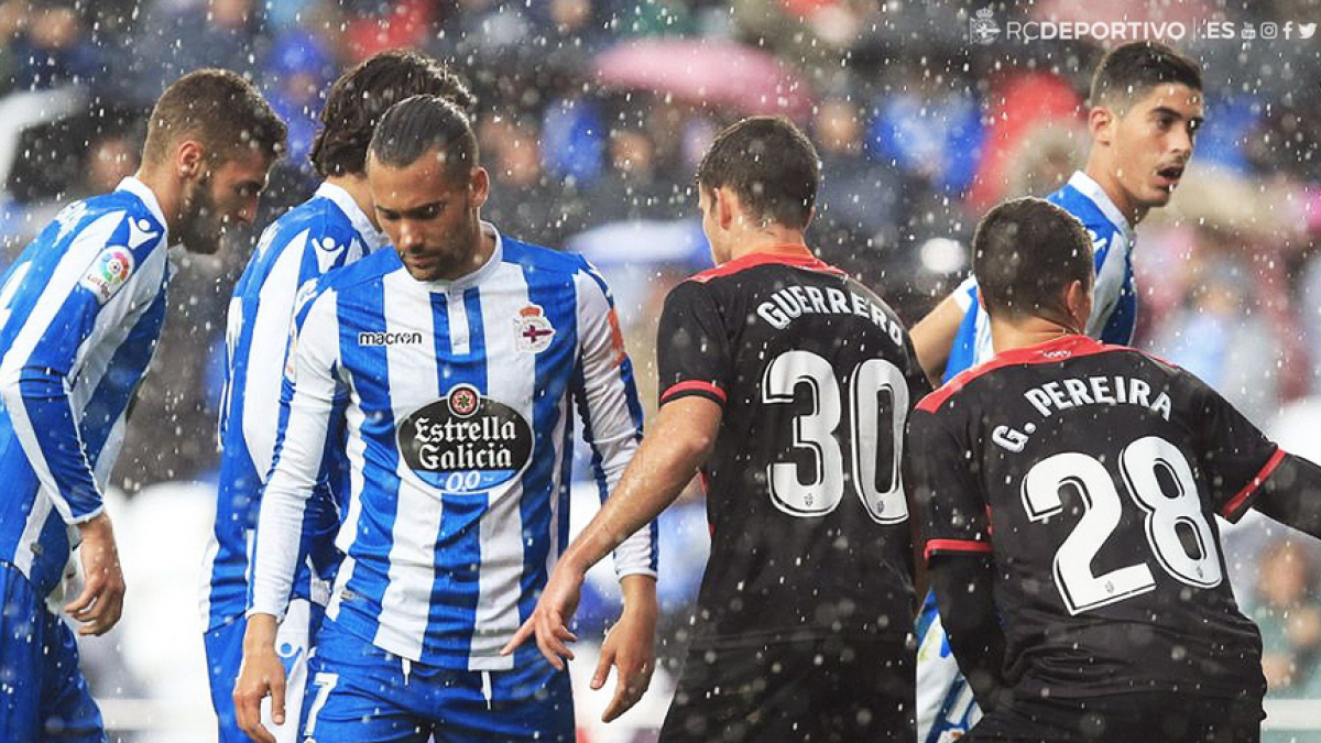 La lluvia ha estado presente durante gran parte del partido.