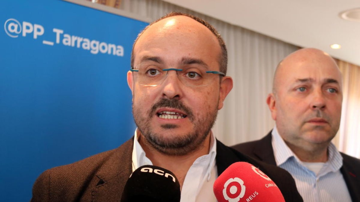 El presidente del PP en Cataluña, Alejandro Fernández, atendiendo los medios en el Hotel Gaudí de Reus, con el candidato popular a las próximas municipales, Sebastià Domènech.