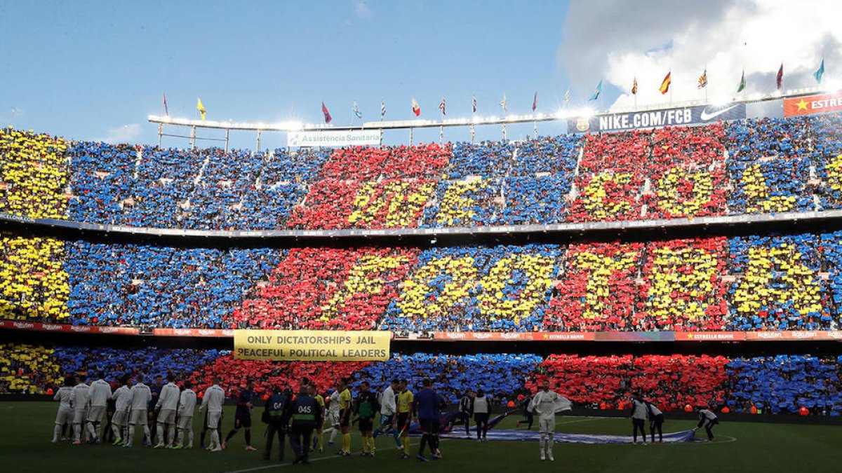 Imatge del mosaic que els aficionats han fet al Camp Nou abans de l'inici del partit.