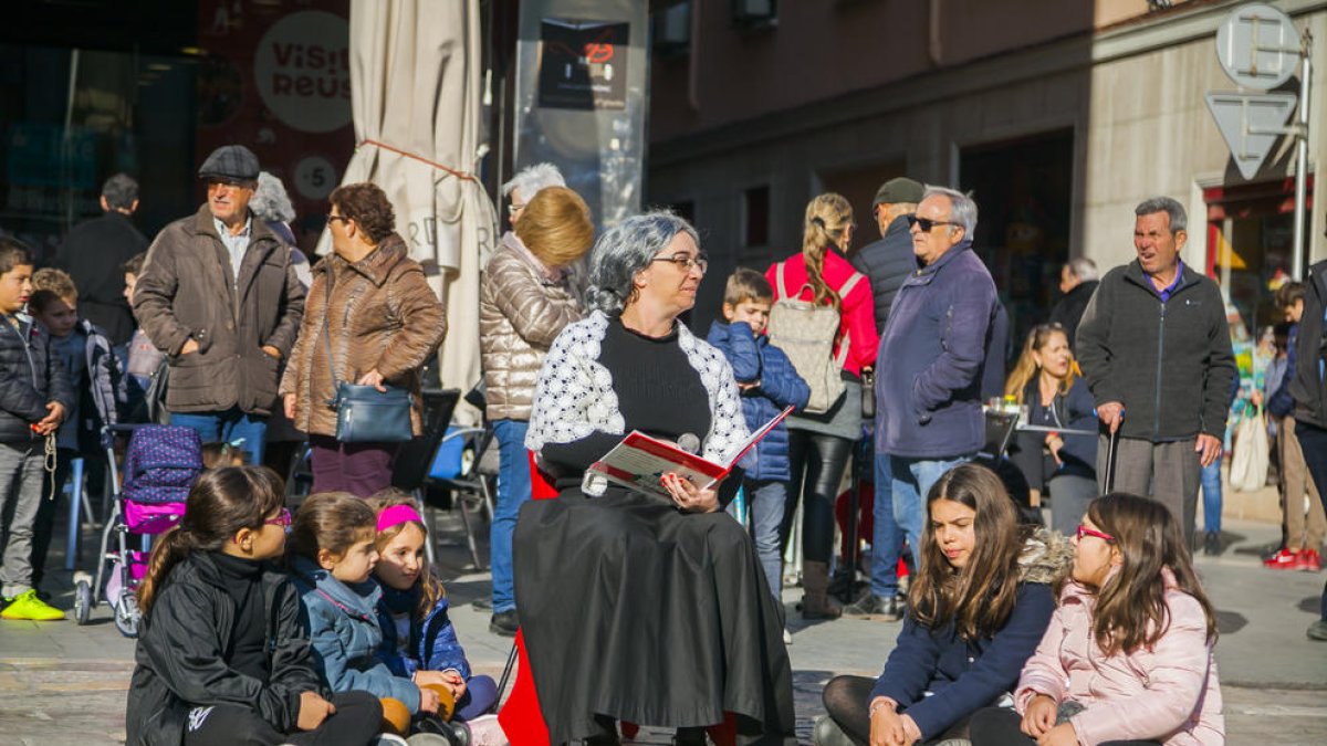 Imatge d'un instant de la representació del conte a la plaça del MErcadal.