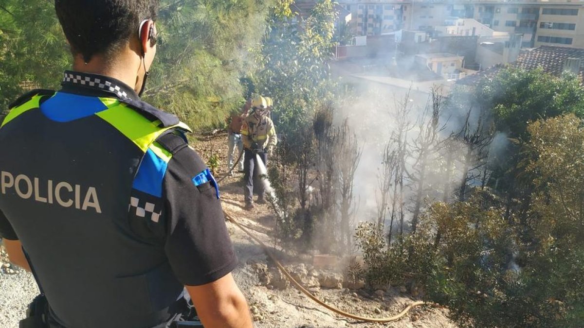 La Policía Local de Tortosa y los vecinos de la zona han conseguido apagar las llamas.