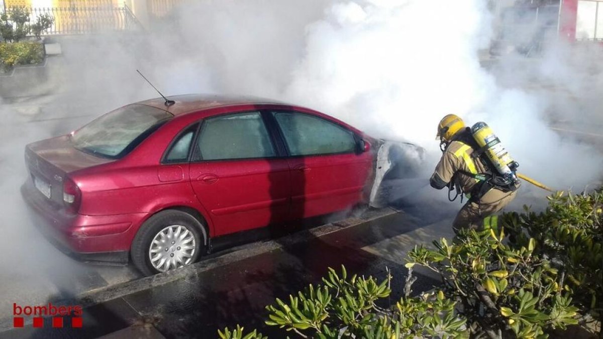 L'incendi va activar un vehicle terrestre dels Bombers.