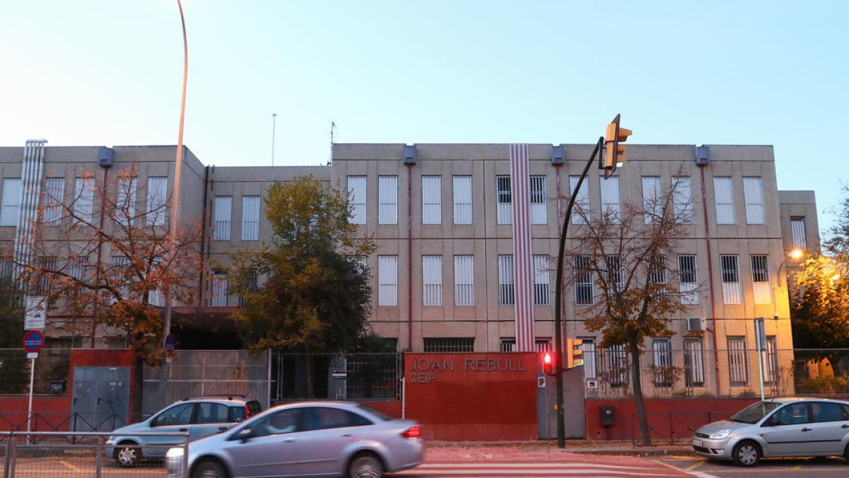 El acceso principal a la Escuela Joan Rebull, ubicada en la avenida Onze de Setembre.