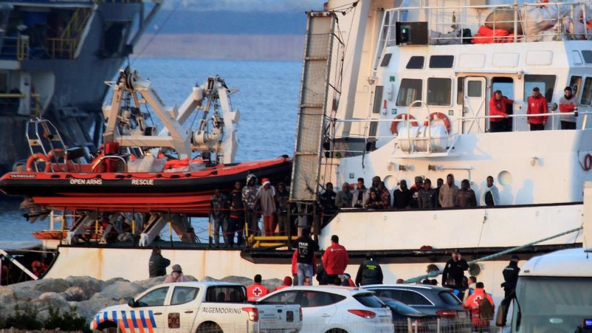 L'Open Arms arriba al port de Bahía d'Algesires amb més de 300 immigrants.