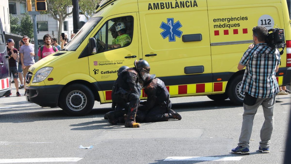 Mossos d'esquadra en el moment de detenció d'un manifestant a la confluència de la ronda de Sant Pere amb plaça de Catalunya.