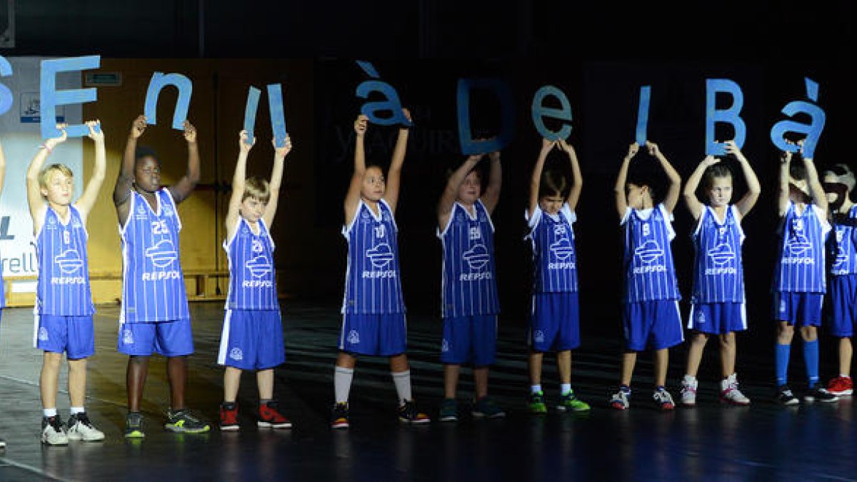 Un momento del acto de presentación de los equipos del CB Morell.