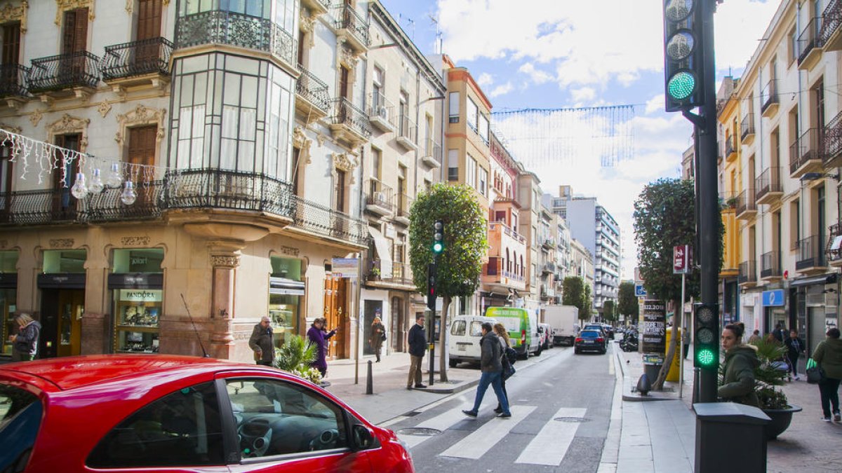 El costum de creuar entre el carrer del Vent i el carrer de Jesús fent servir aquest com un pas ordinari, sense llum verda, està present.