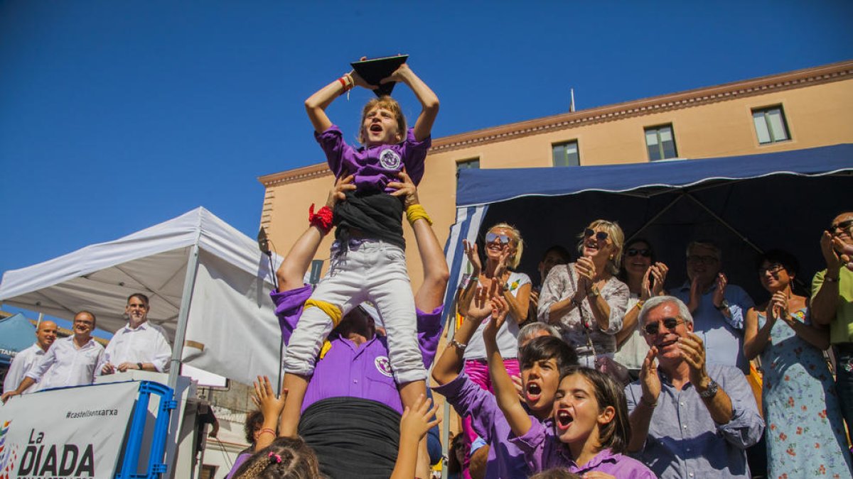 Els Castellers de Figueres en el moment de recollir el primer premi de la jornada