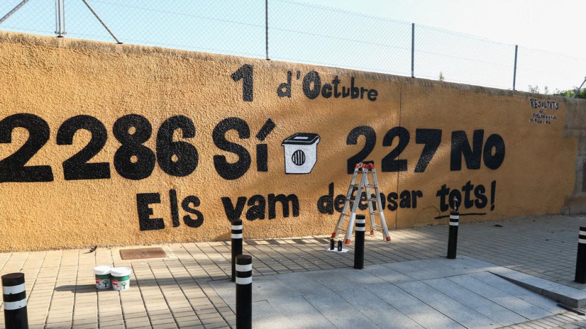 Una de les parets a prop de l'Escola Rubió i Ors apunta els vots que s'hi van dipositar farà un any.