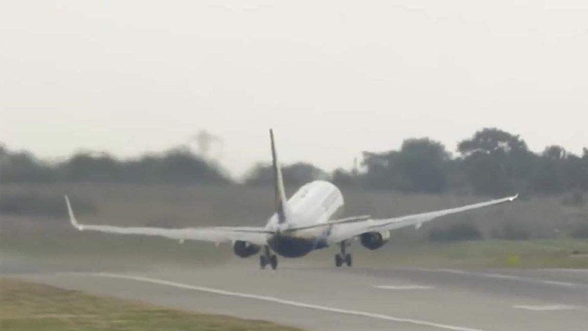 El avión de Ryanair tuvo problemas para elevarse a causa del fuerte viento.