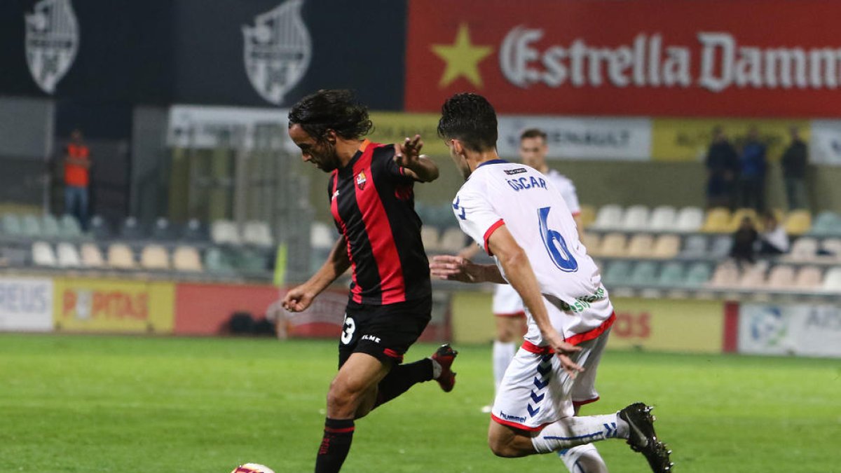 Imatge de Mario Ortiz en una jugada del partit contra el Rayo Majadahonda a l'Estadi.