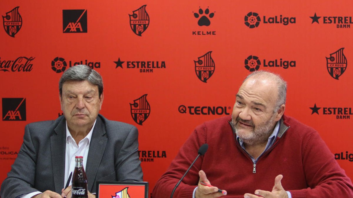 Joan Oliver, a la dreta, explicant el deute del Reus, acompanyat del president, Xavier Llastarri.