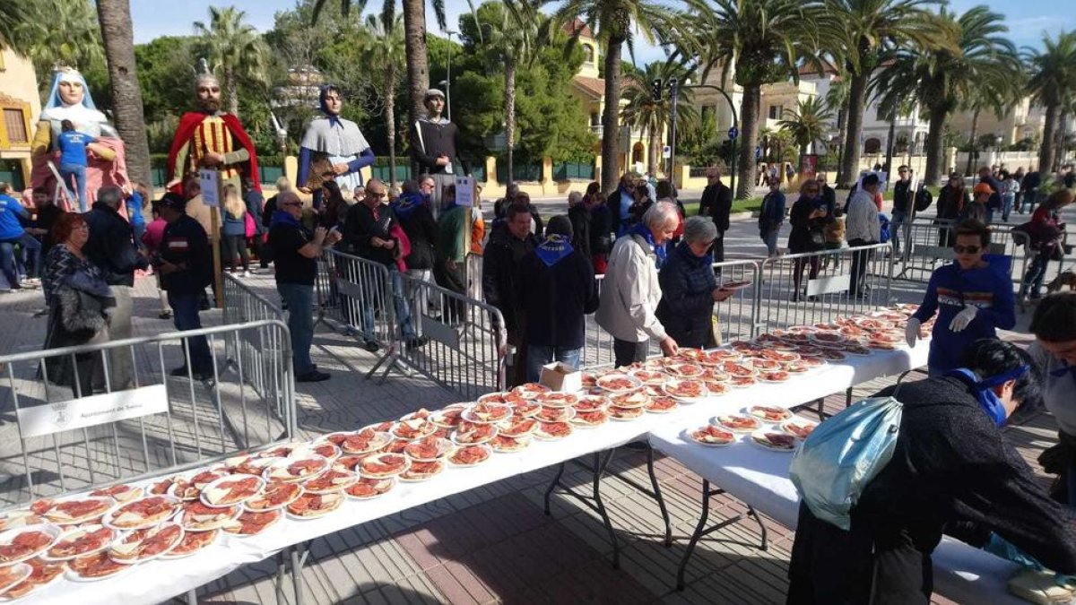 Els assistents a l'esmorzar popular han gaudit d'un plat de pà amb tomàquet i embotit.