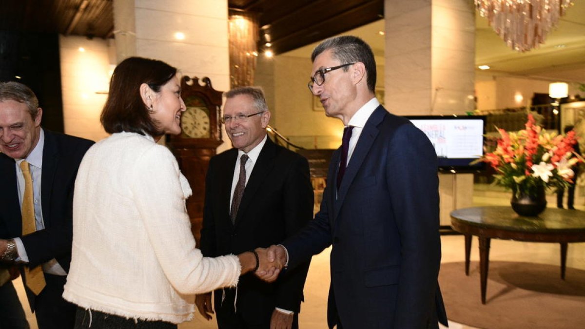 La ministra, Reyes Maroto, saludando a Carles Navarro ante Anton Valero, presidentes entrante y saliente de Feique.