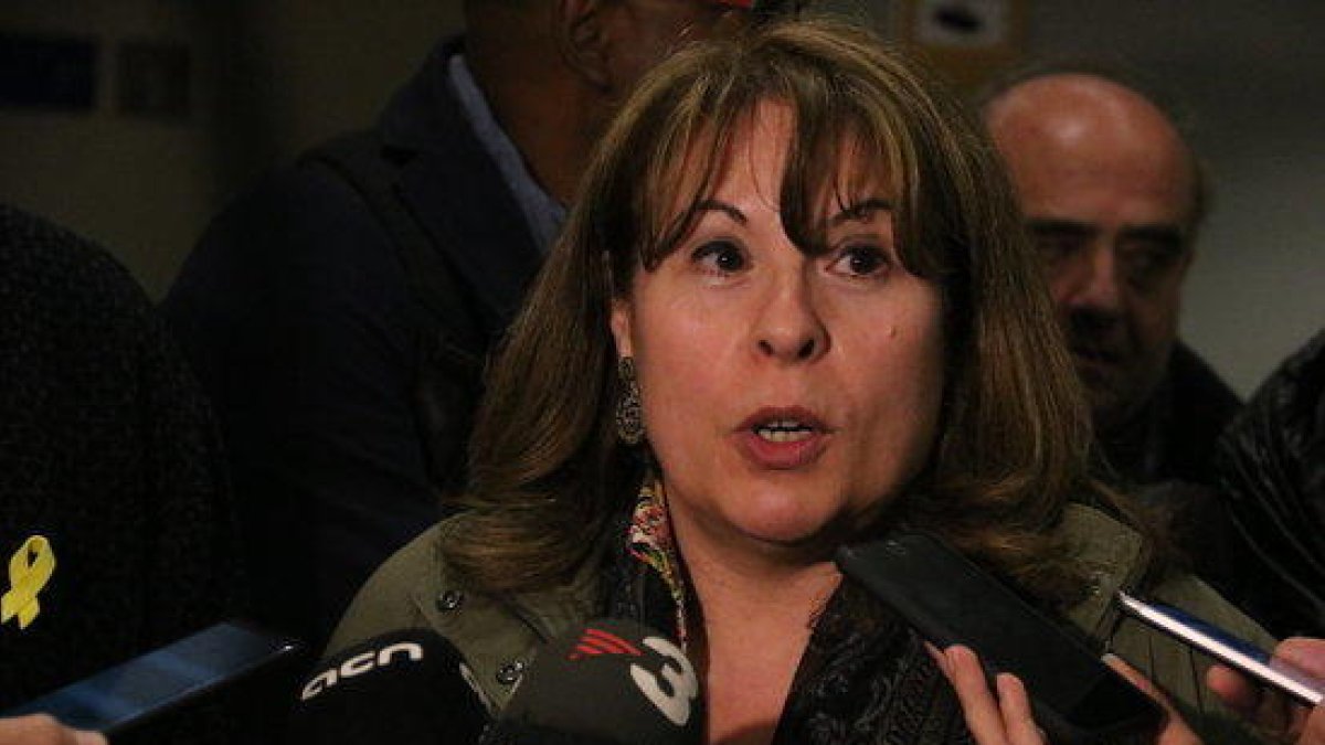 Anna Roca, portavoz de Metges de Catalunya, atendendo a los medios después de la tercera reunión de mediación entre el sindicato i el ICS en Treball.