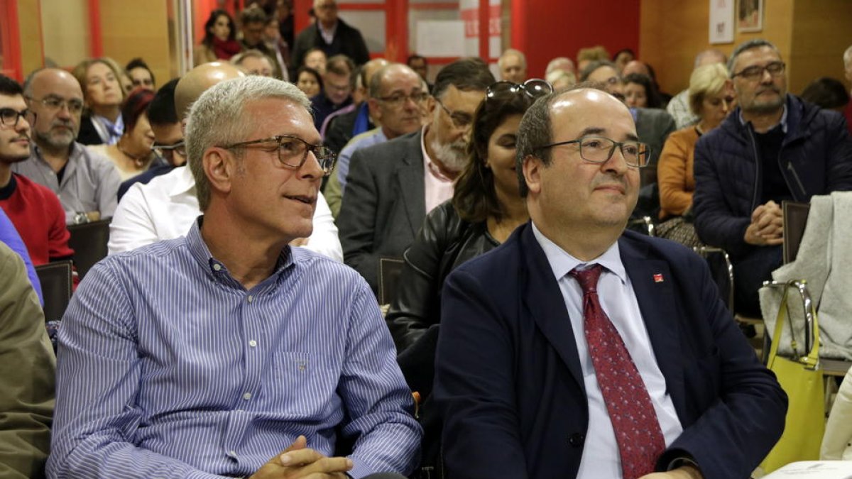 Josep Fèlix Ballesteros i Miquel Iceta, asseguts durant l'assemblea extraordinària de l'agrupació socialista de Tarragona.