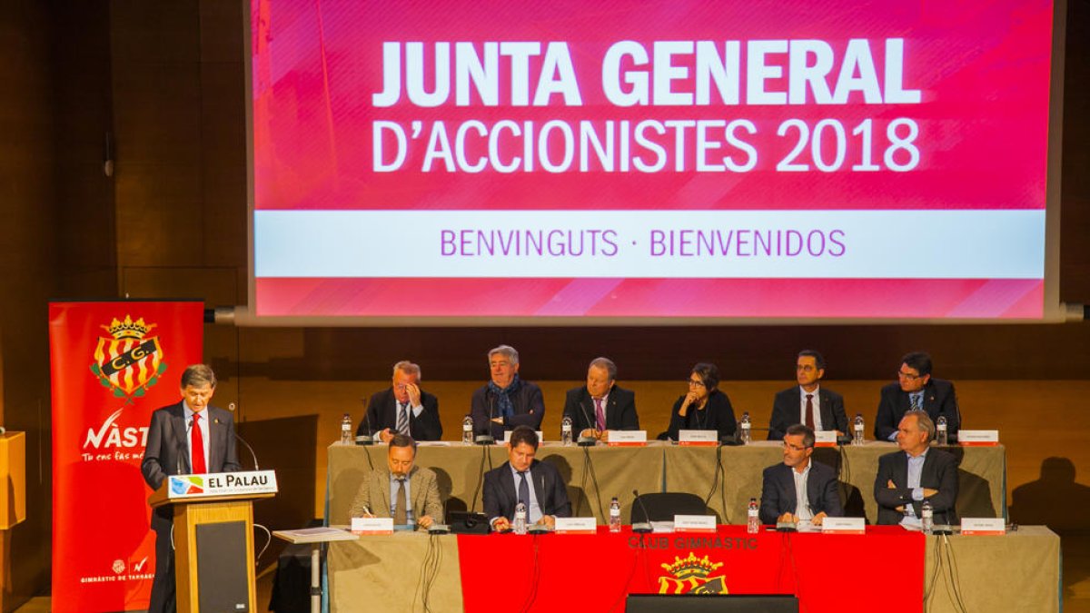 Josep Maria Andreu, con todos los consejeros de fondo.