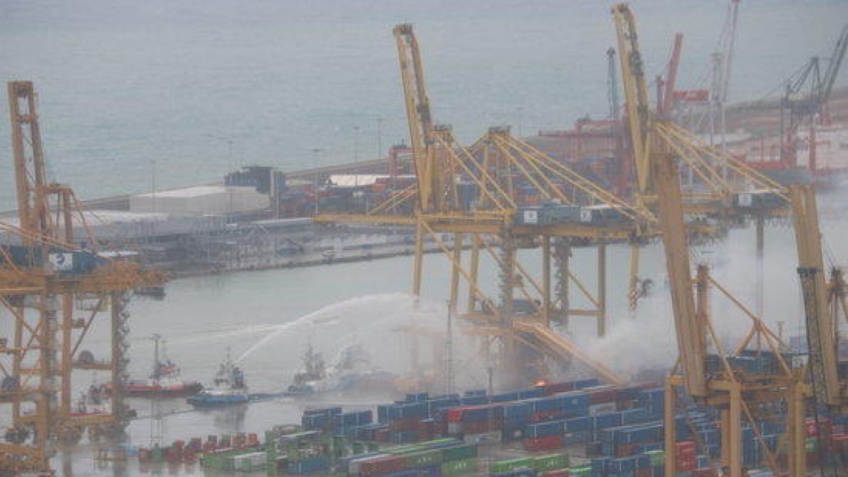 Imatge de l'incendi al Moll Sud del port de Barcelona després que un vaixell topés amb una grua.