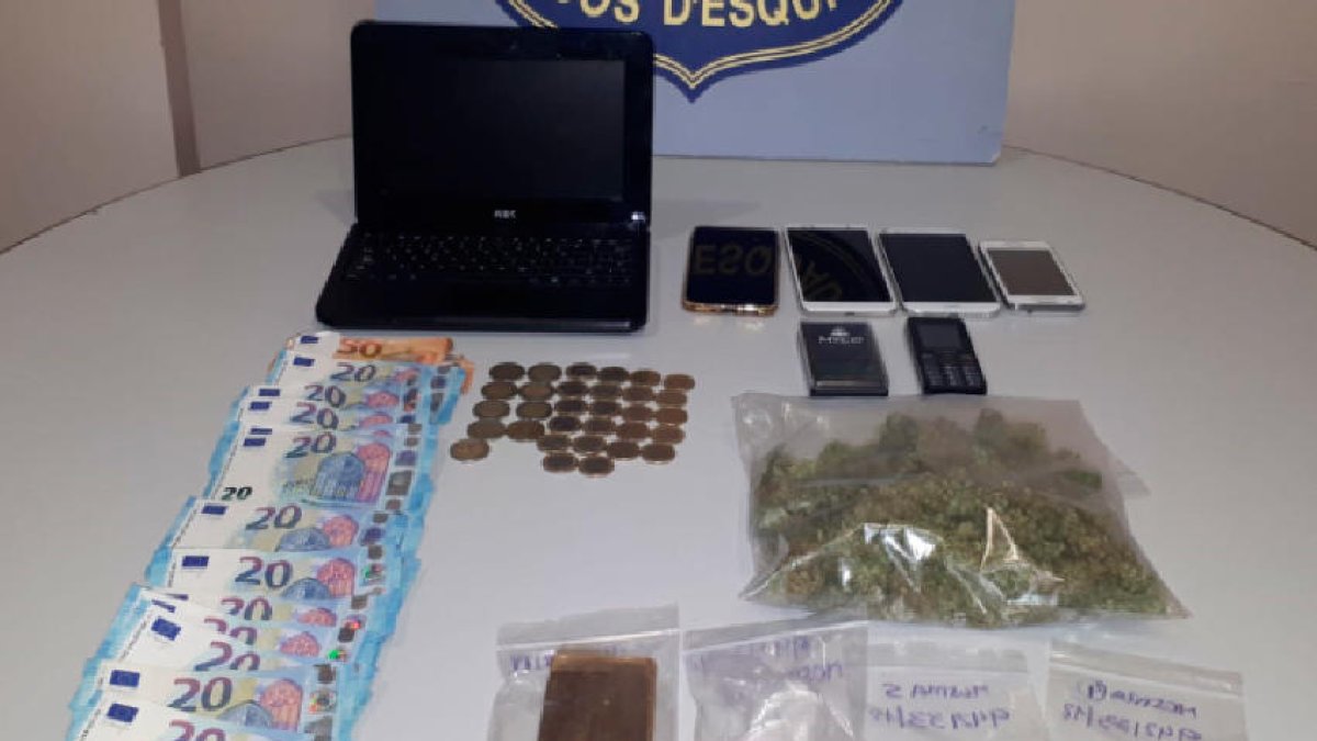 Els Mossos van intervenir dosis de marihuana, cocaïna, haixix, substància de tall, una balança de precisió i moneda fraccionada.