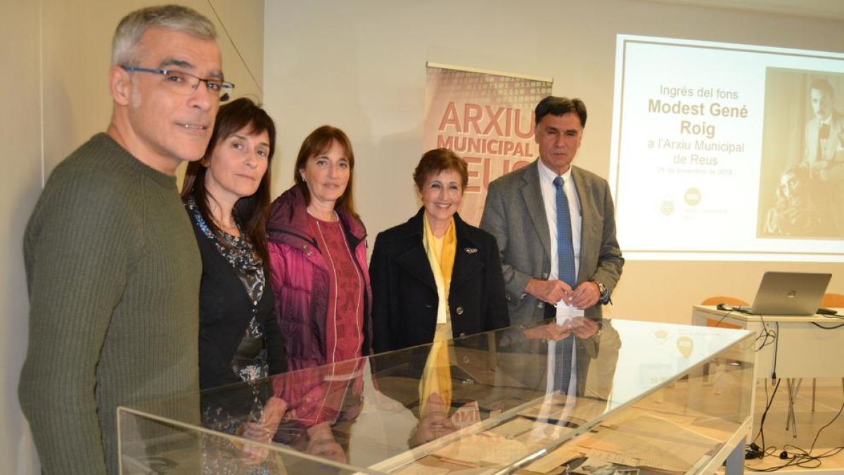 D'esquerra a dreta, el director del Museu, l'arxivera municipal, les filles de Gené i el regidor d'Hisenda i Recursos Generals