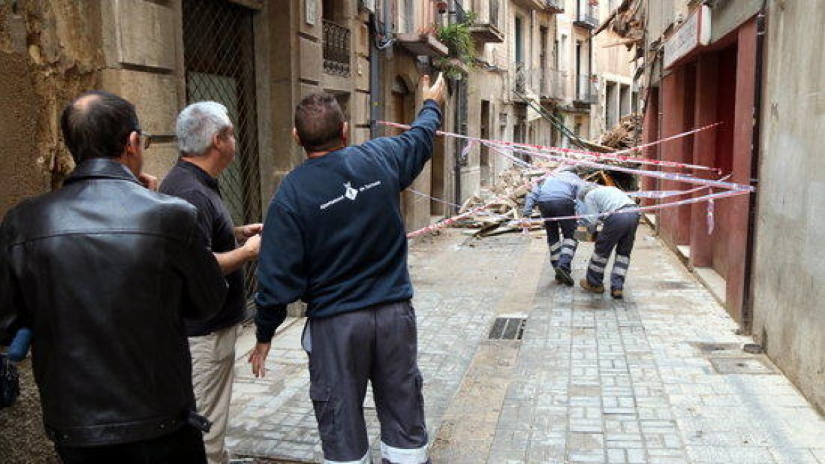 Plano general de trabajadores y arquitectos municipales del Ayuntamiento de Tortosa a la zona de la calle Montcada donde se hundieron dos casas.