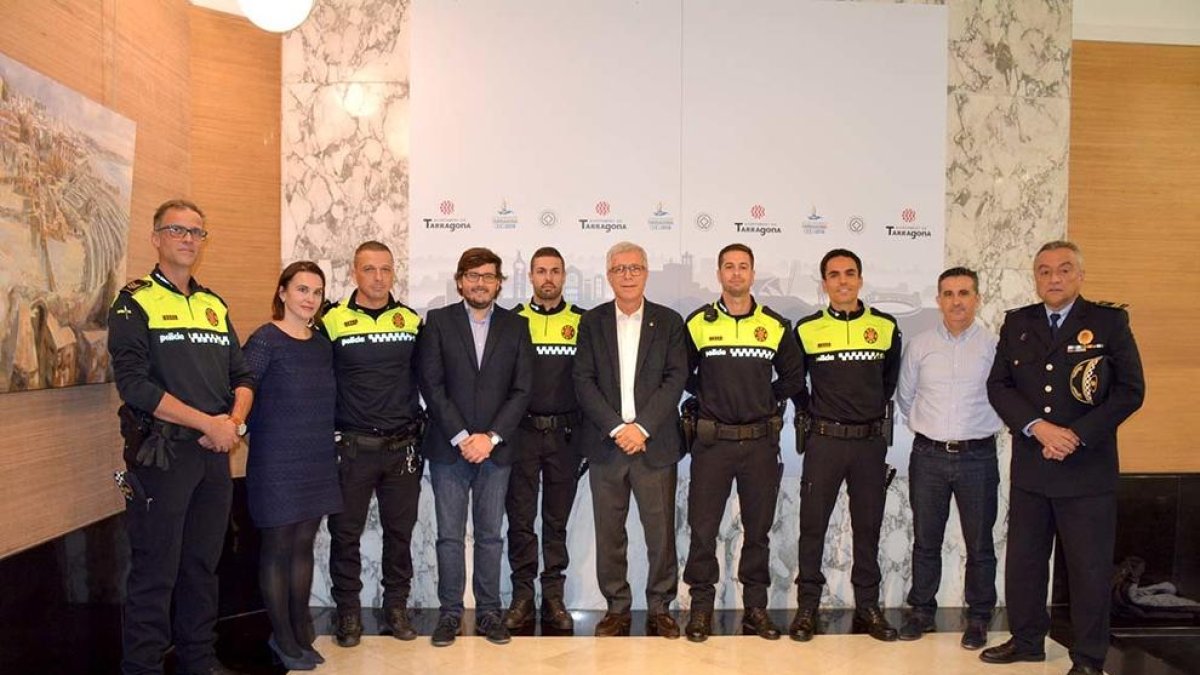 ELs quatre nous agents de la Guàrdia Urbana de Tarragona amb l'alcalde.
