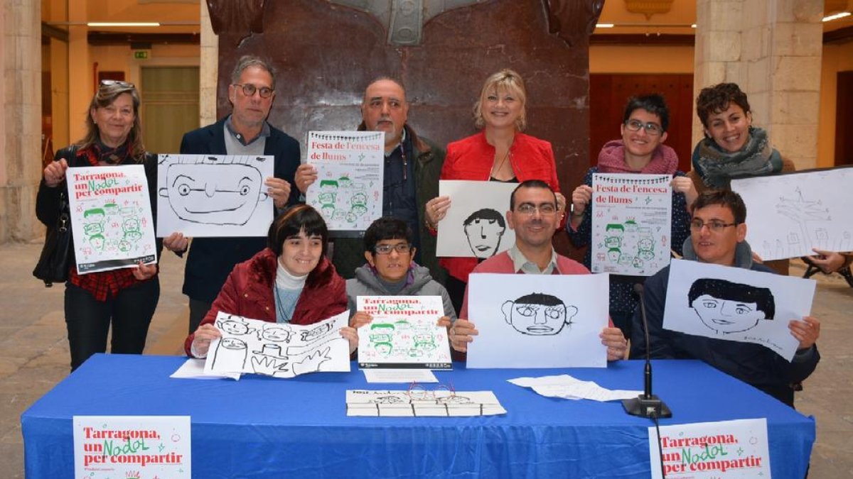 Loli Gutiérrez, Jordi Martínez y Marta Gómez muestran el cartel de las actividades de Navidad.