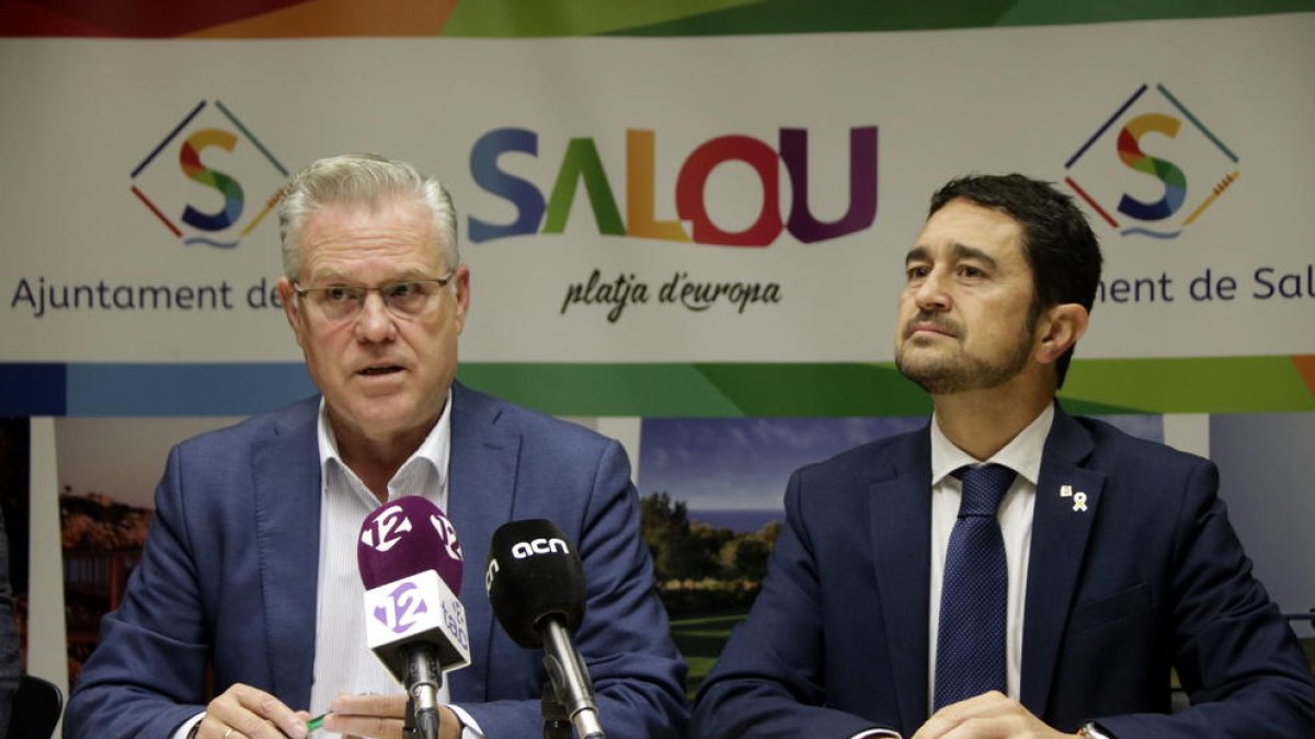 El alcalde de Salou, Pere Granados, y del conseller de Territori, Damià Calvet, en rueda de prensa.