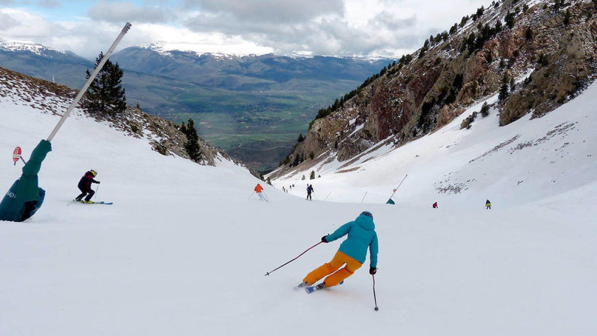 Un esquiador bajando por las instalaciones de la Masella este 1 de mayo de 2018.
