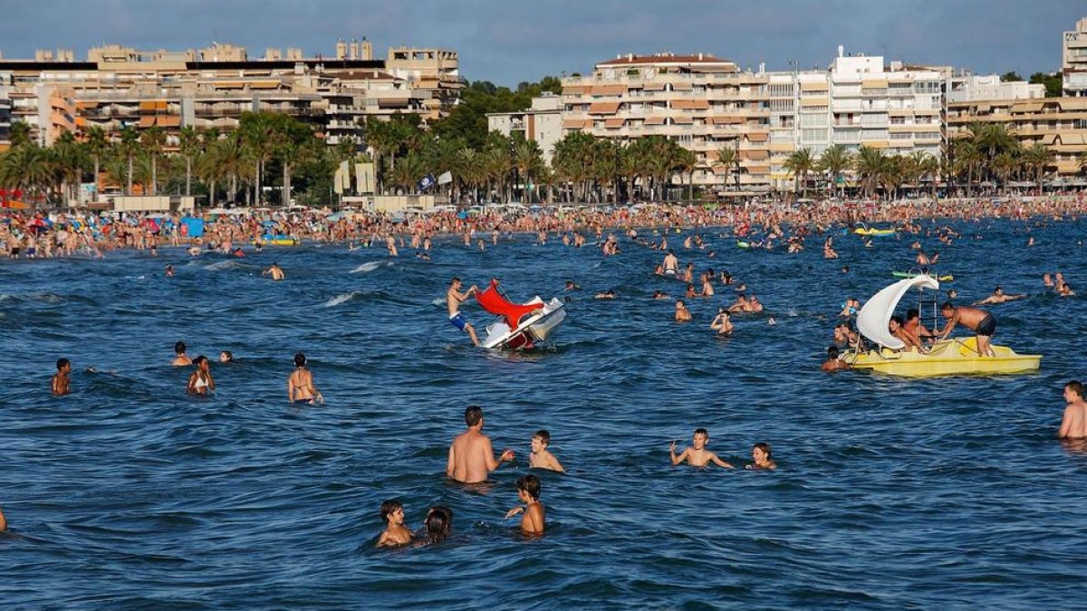 Pla general de banyistes a la platja de Salou.