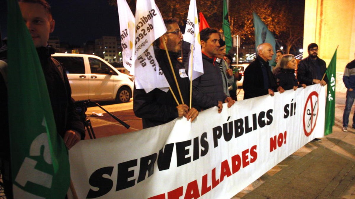 Representantes sindicales de enseñanza y salud, con una pancarta reivindicativa en Tortosa.