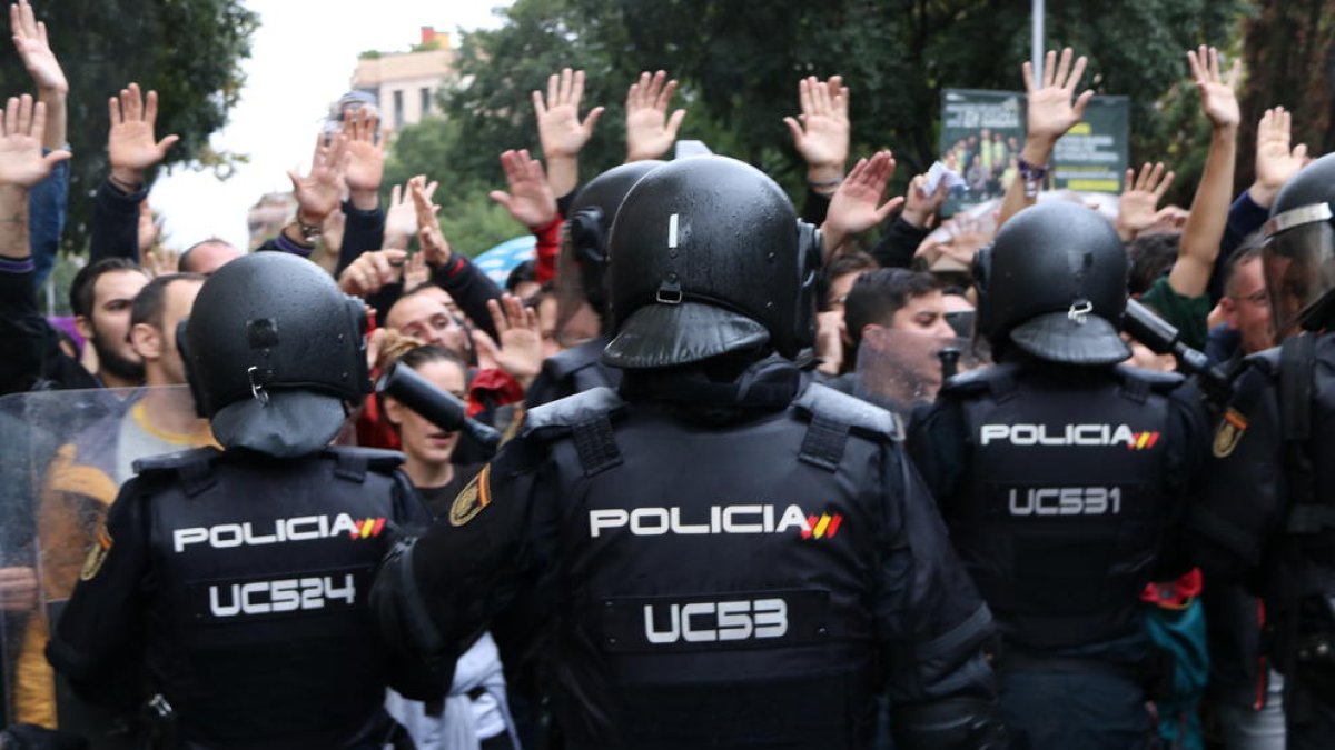 Agentes de la policía española durante el 1-O en la Escuela Ramon Llull.
