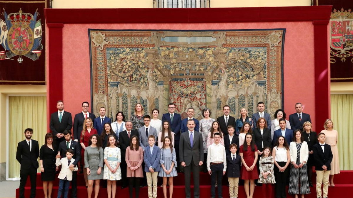 Fotografia de família de la recepció del Rei Felip VI als guanyadors del concurs '¿Qué es un rey para ti?'.