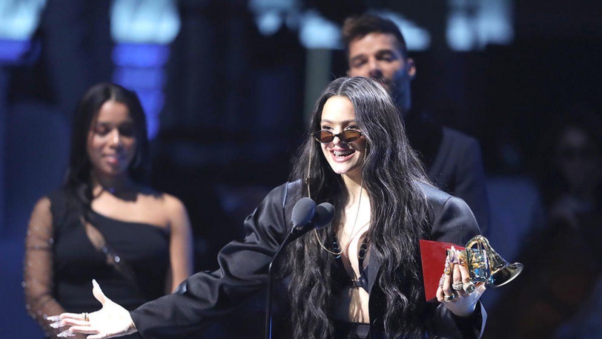 Rosalía durante la gala de los Grammy Llatins recogiendo un gramófono, la madrugada del 15 de noviembre del 2019.