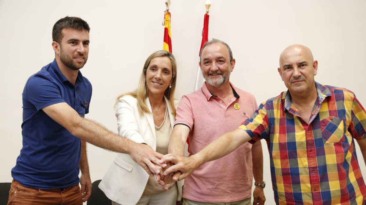 Encajada de manos del acuerdo a Valls, con Ramon Giró, presidente local del PDeCAT, Dolors Farré, portavoz de JxValls, Jordi Cartanyà, de ERC-Compromís per Valls, y Andreu Garcia, presidente local de ERC.