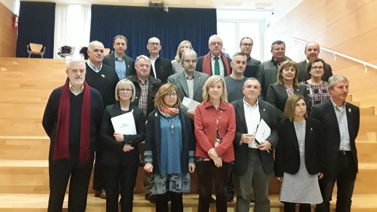 Fotografia de família amb motiu de la constitució oficial del Pacte del Penedès Marítim.