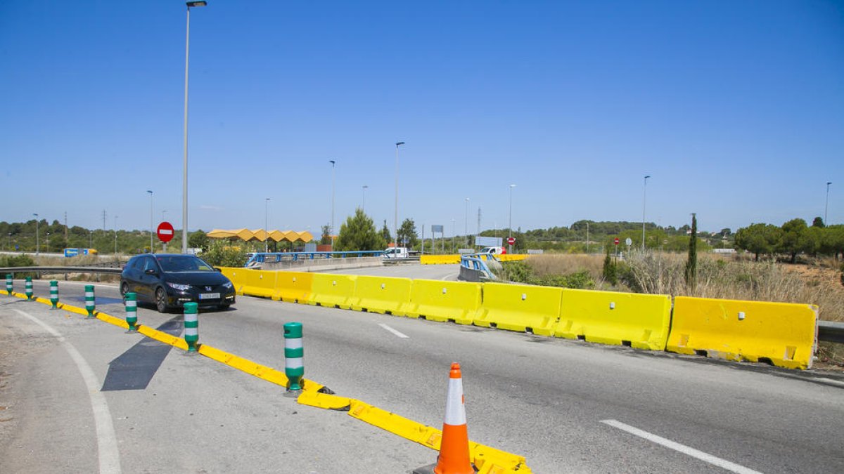 La rotonda gran d'accés al peatge de l'autopista AP-7, a Torredembarra, amb els new jerseys.
