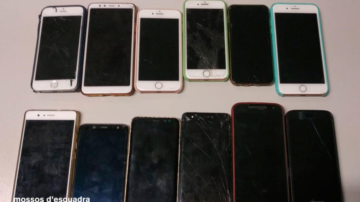 Imagen de los 13 móviles sustraídos.